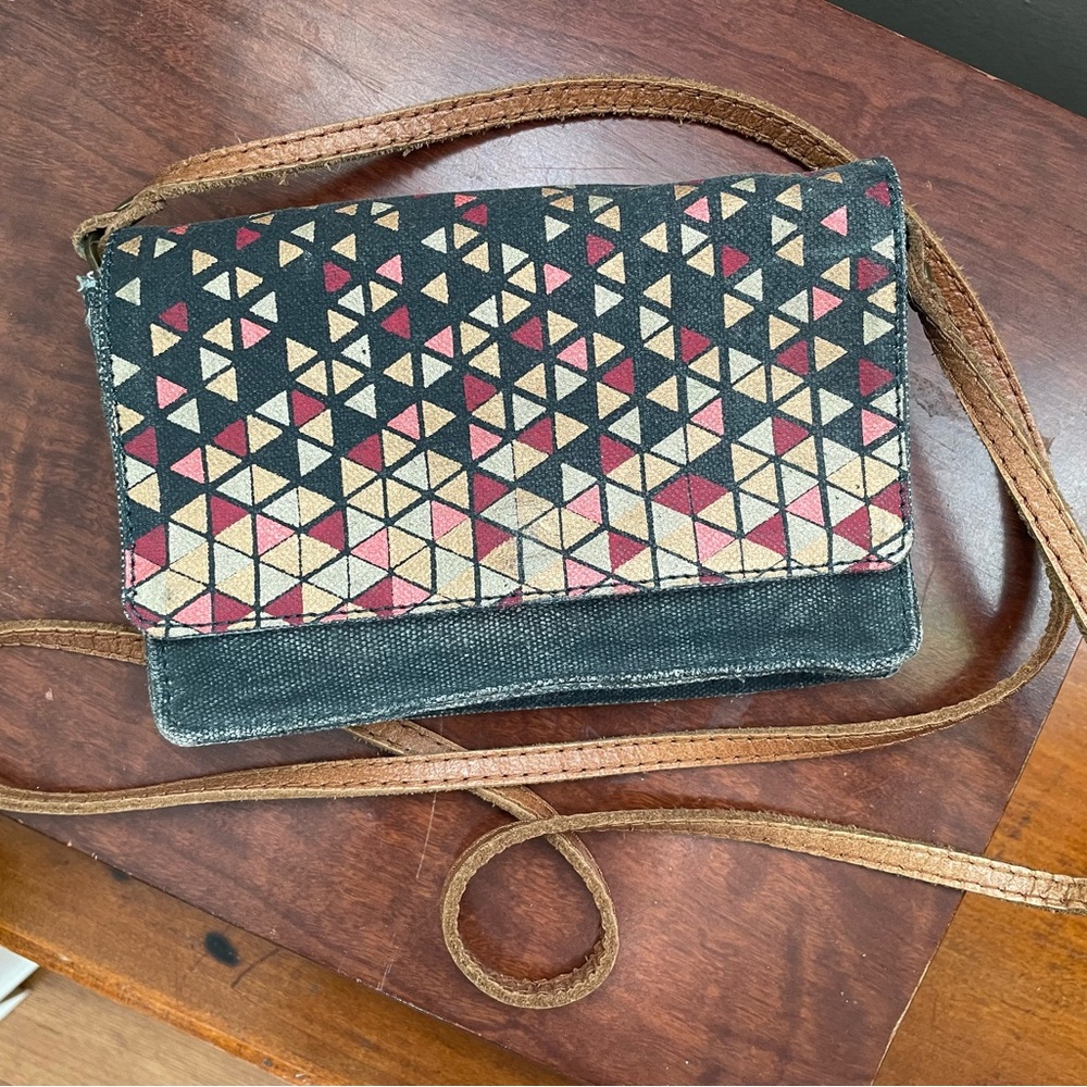 Casual screen-printed triangle pattern. Canvas and leather purse